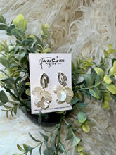 Load image into Gallery viewer, Flower Shell Earrings
